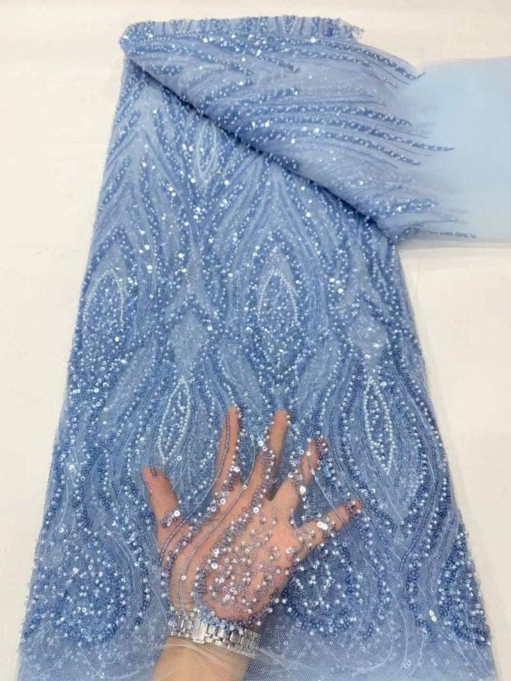 Dentelle Perlée de Luxe Bleu Ciel - Motif Gouttes de Cristal